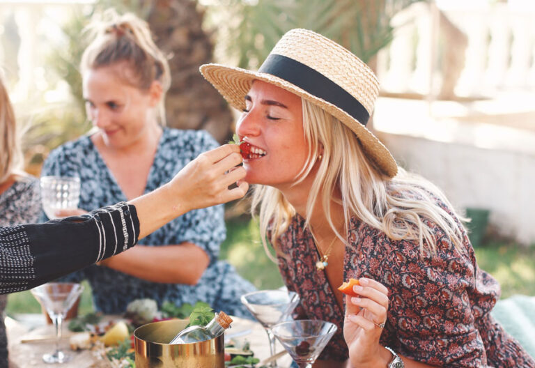 Girls enjoying a vegetarian picnic catering in Ibiza