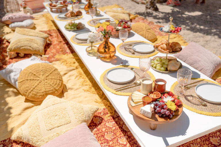 Groovy Daisy picnic setting