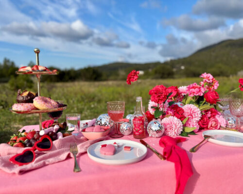 Pink tablescape picnic Ibiza